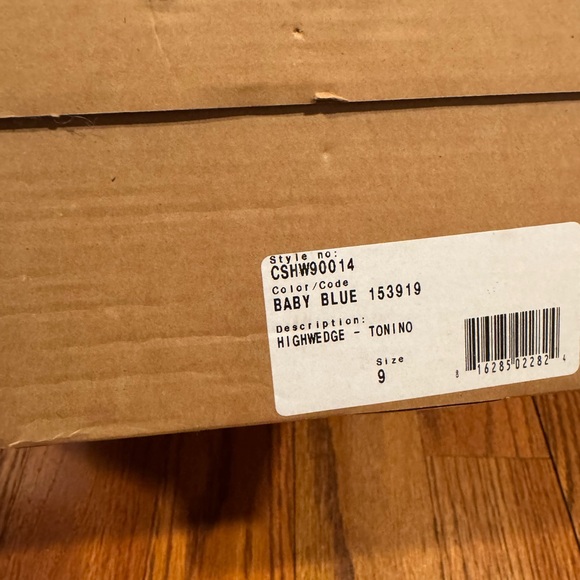 Carmen Sol Rubber Shoes
NEVERWORN
With Box and Shoe covers
Size 9 - Picture 2 of 5